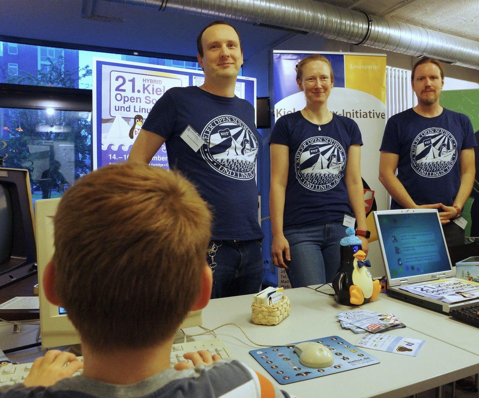 Unser Stand in der Museumsnacht im Computermuseum Kiel – natürlich mit historischen Geräten und historischer Software (CC By SA Roland Hüneburg)